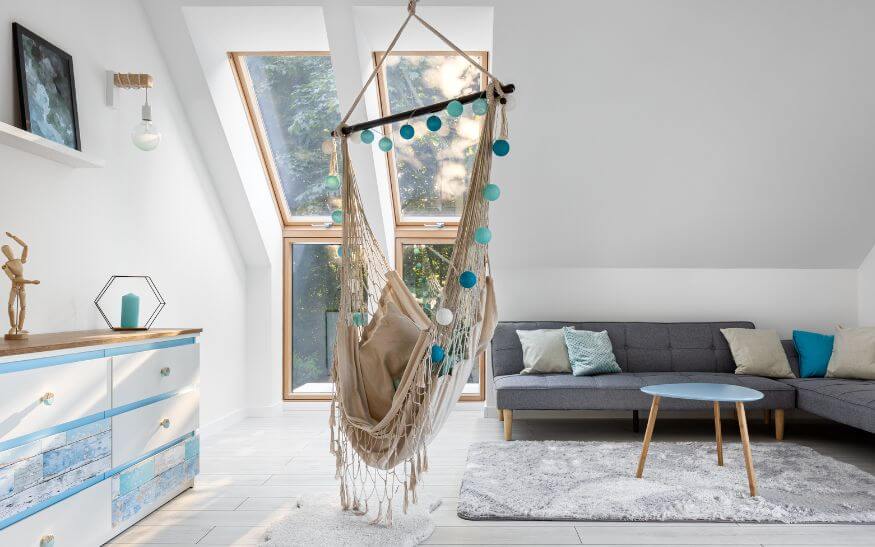 Hamak jako element wyposażenia pokoju dziecka – inspiracje i pomysły na aranżację